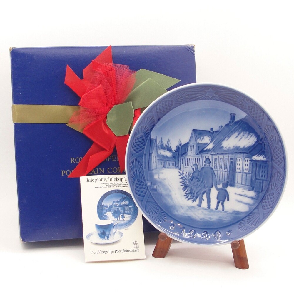 Royal Copenhagen 1980 Christmas Plate Bringing Home Christmas Tree Box Pamphlet
